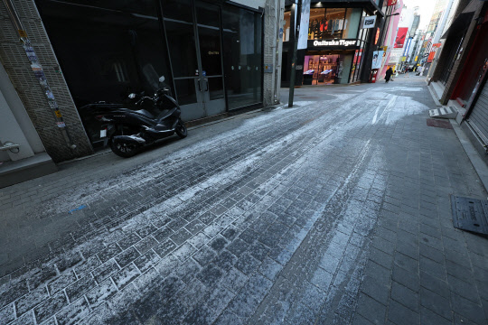 정부는 최근 코로나19 유행 규모가 감소하는 등 방역 지표가 호전됐지만, 오미크론 변이 확산이라는 변수가 있는 만큼 사회적 거리두기 조정 여부를 신중히 검토해 14일 발표하기로 했다. 연합뉴스